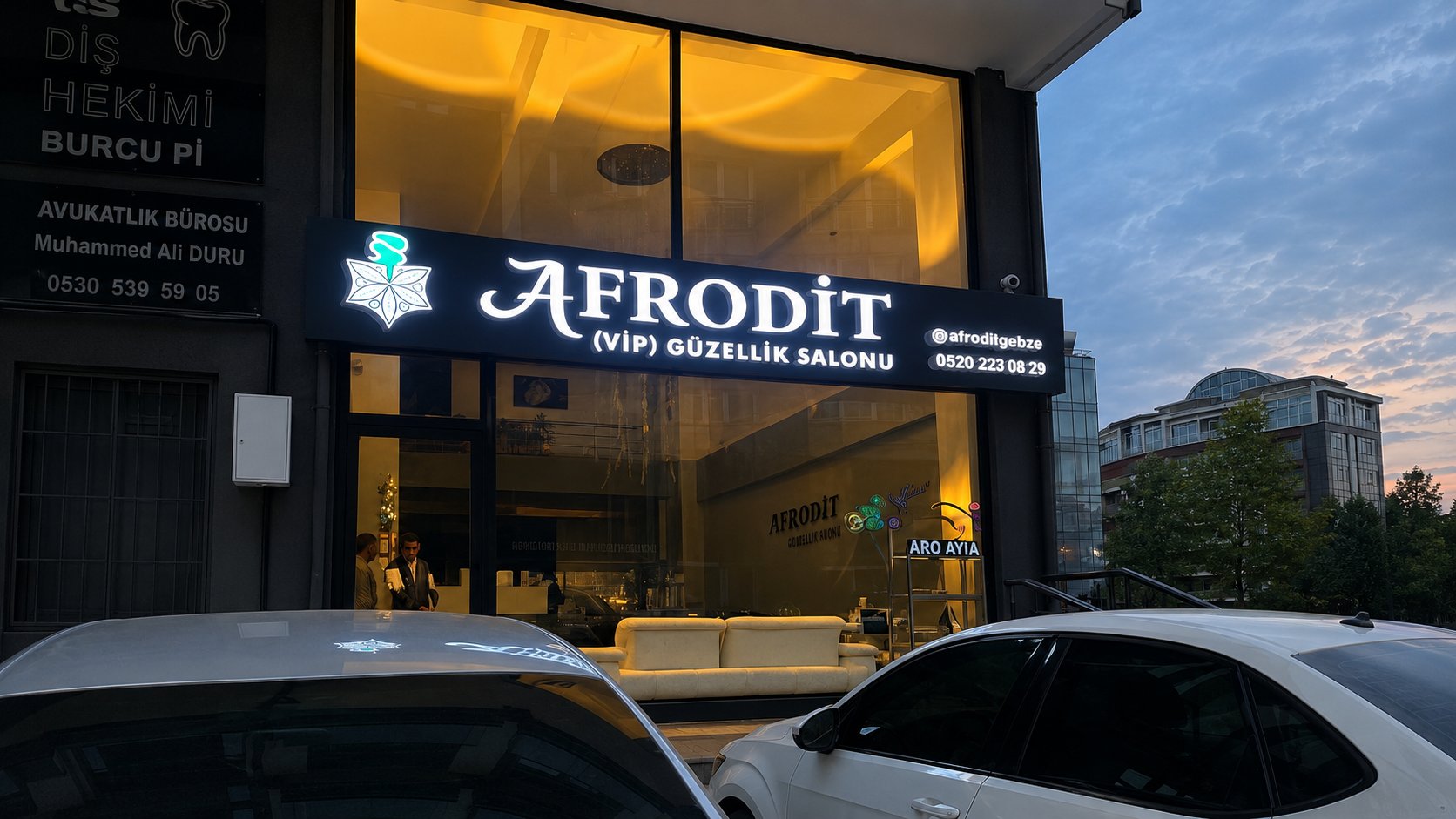 Modern ve ferah güzellik salonu iç mekânı